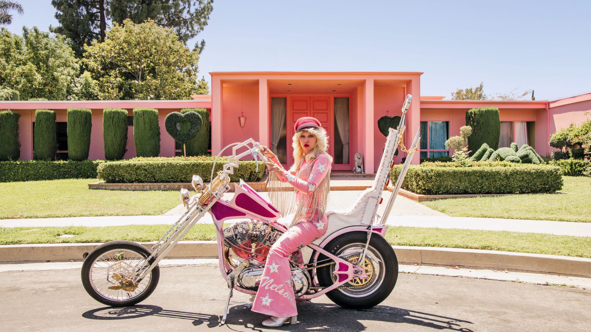 JAMIE NELSON NOS RECIBE EN SU CASA ROSA DE LOS ÁNGELES, UN TEMPLO DEL ESTILO RETRO, FANTASÍA Y “GLAMOUR” HOLLYWOODiense