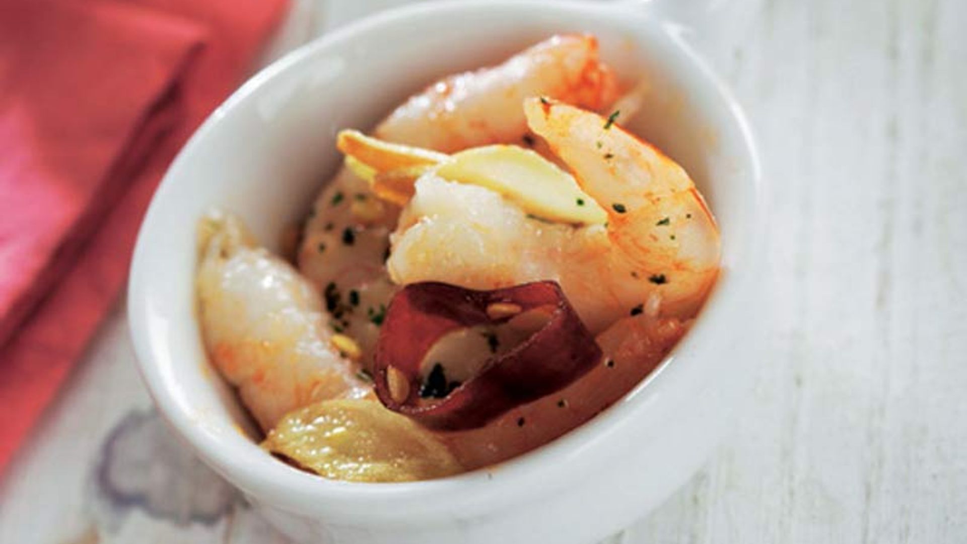 Cazuelita de langostinos al ajillo con pimiento rojo asado