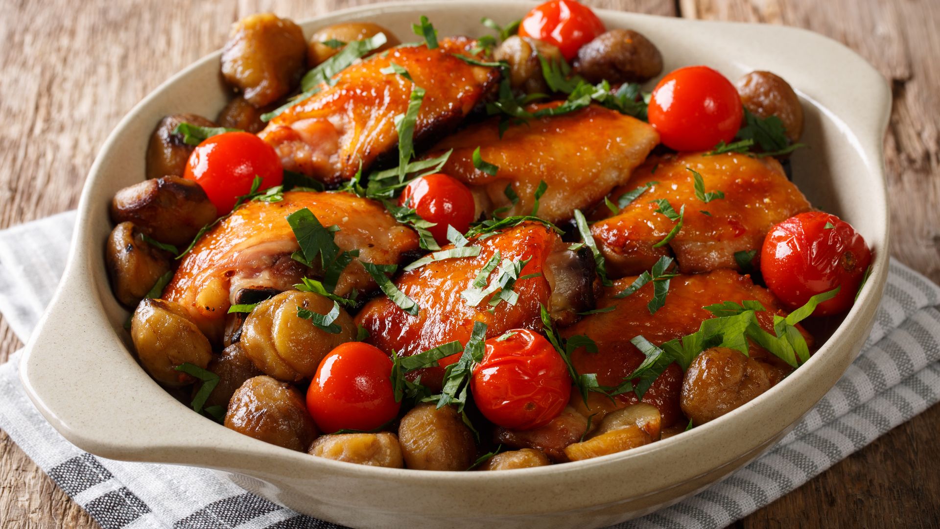 Pollo asado con castañas y tomates cherry