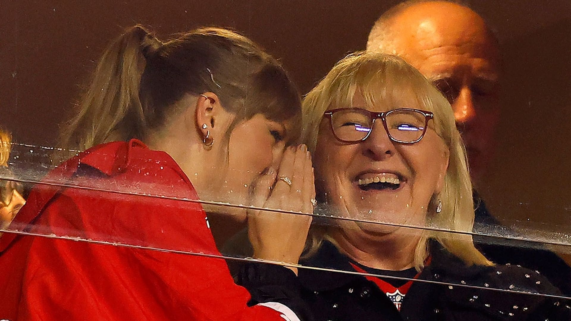 La complicidad de Taylor Swift y la mamá de Travis Kelce en su nueva visita al estadio