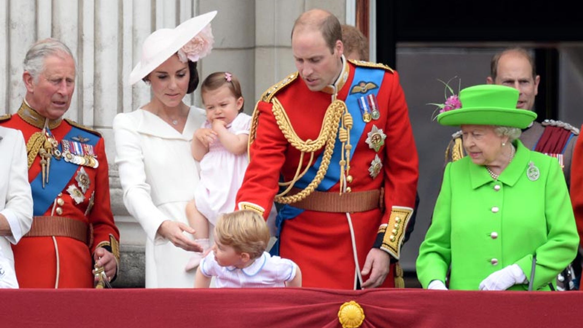 Guillermo de Inglaterra se gana una 'regañina de abuela' en el 'Trooping the colour', y nosotros no podemos parar de reír