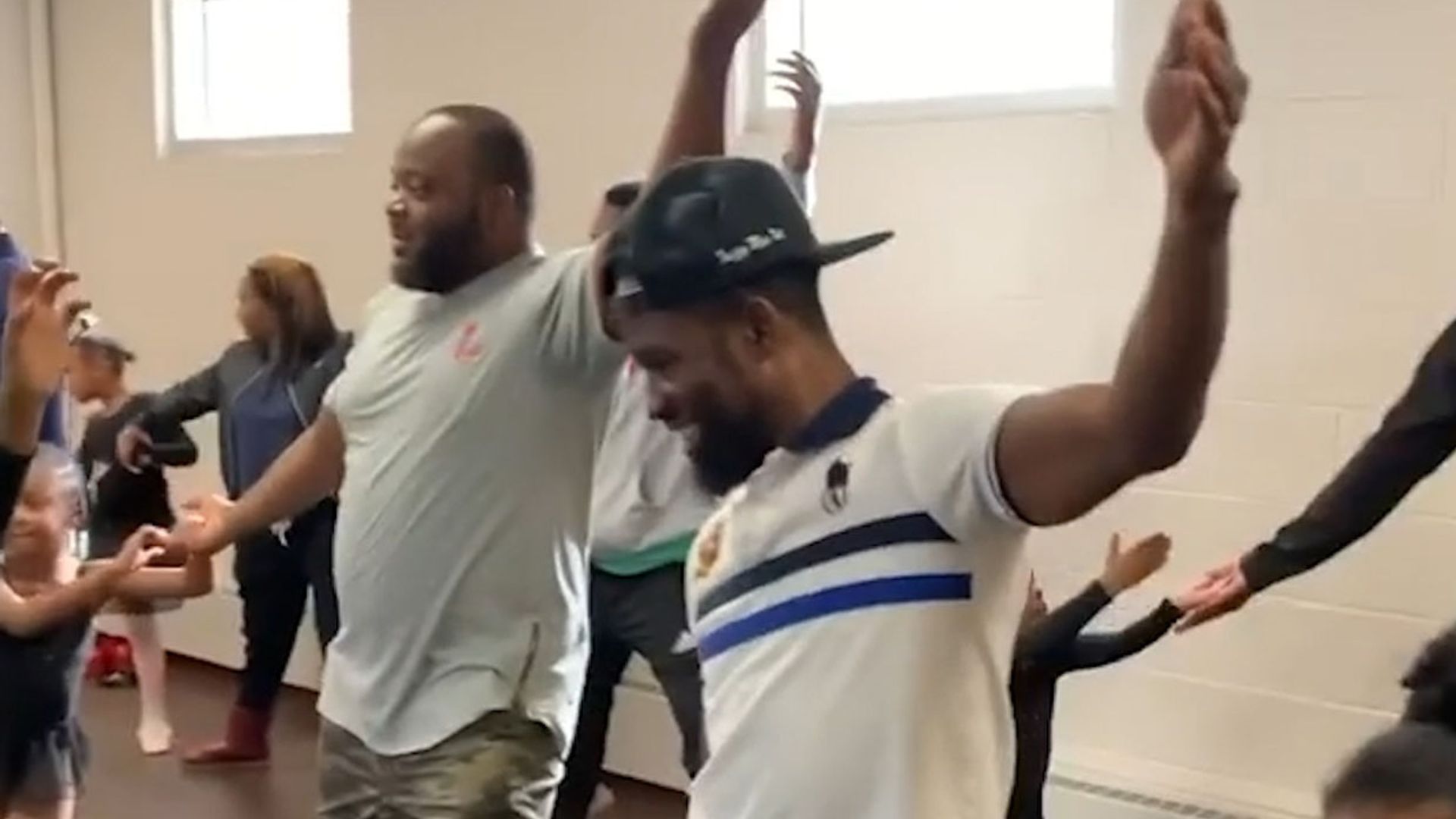 El divertido vídeo de unos papás acompañando a sus hijas a una clase de ballet