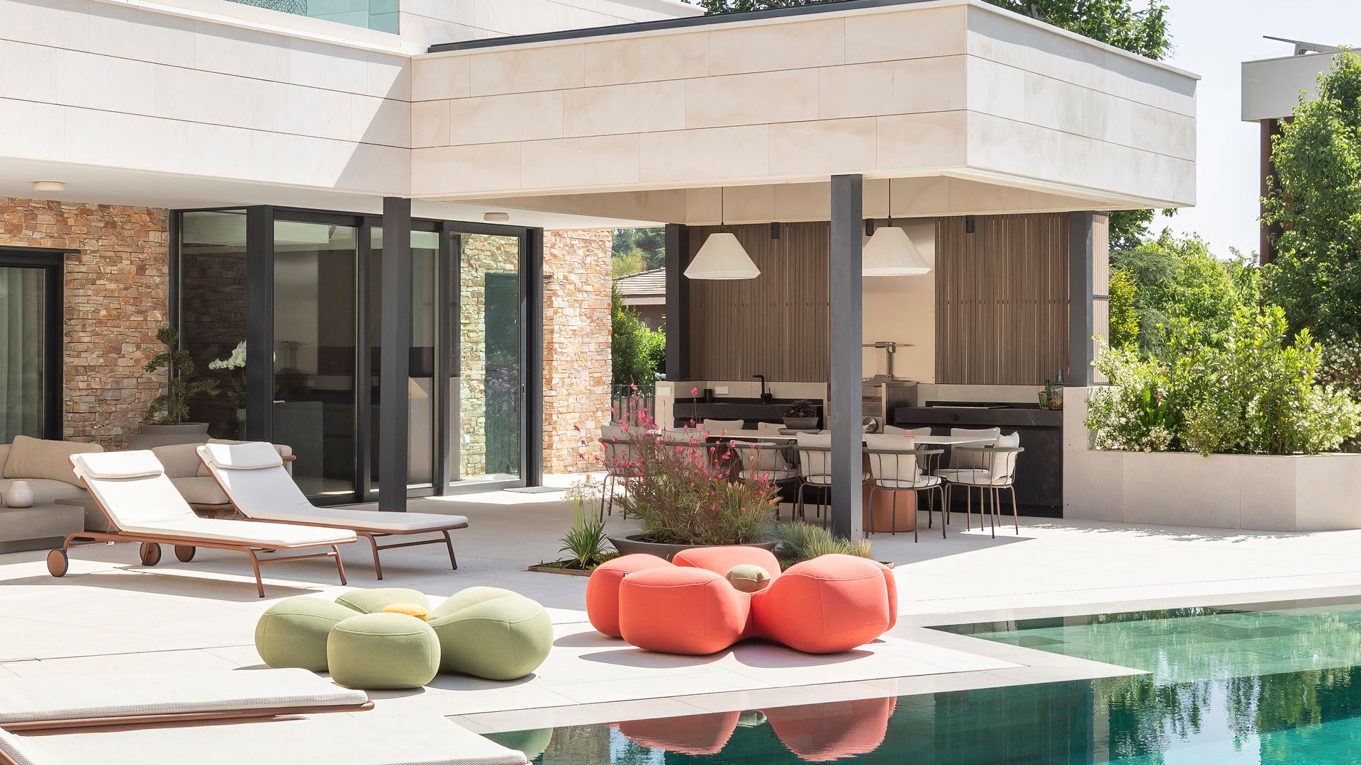 Una casa en Madrid con piscina, porche y jardín que parece una segunda residencia en plena ciudad