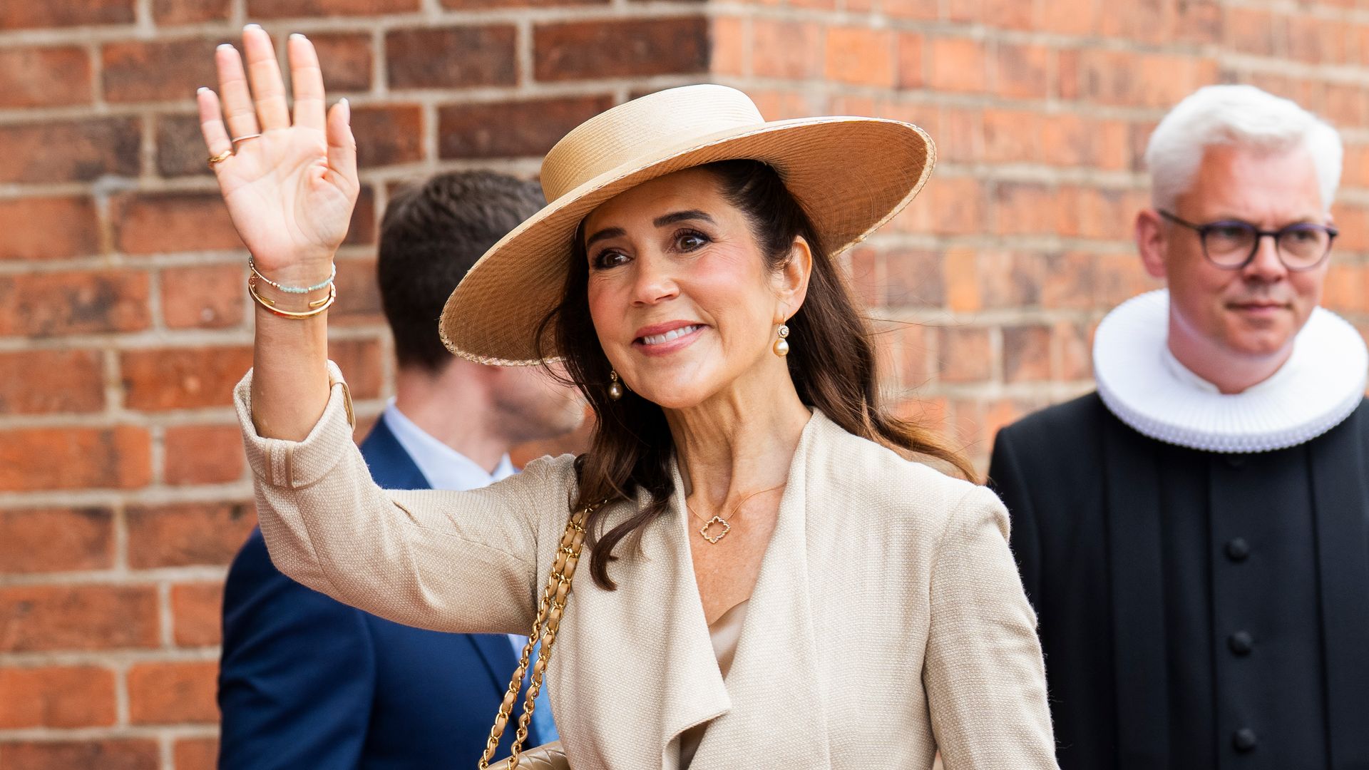 Mary de Dinamarca arranca su gira de verano con un look de sombrero y cinturón y falda de flores