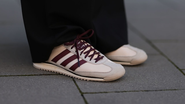 Zapatillas de Adidas en color beis, gris y burdeos