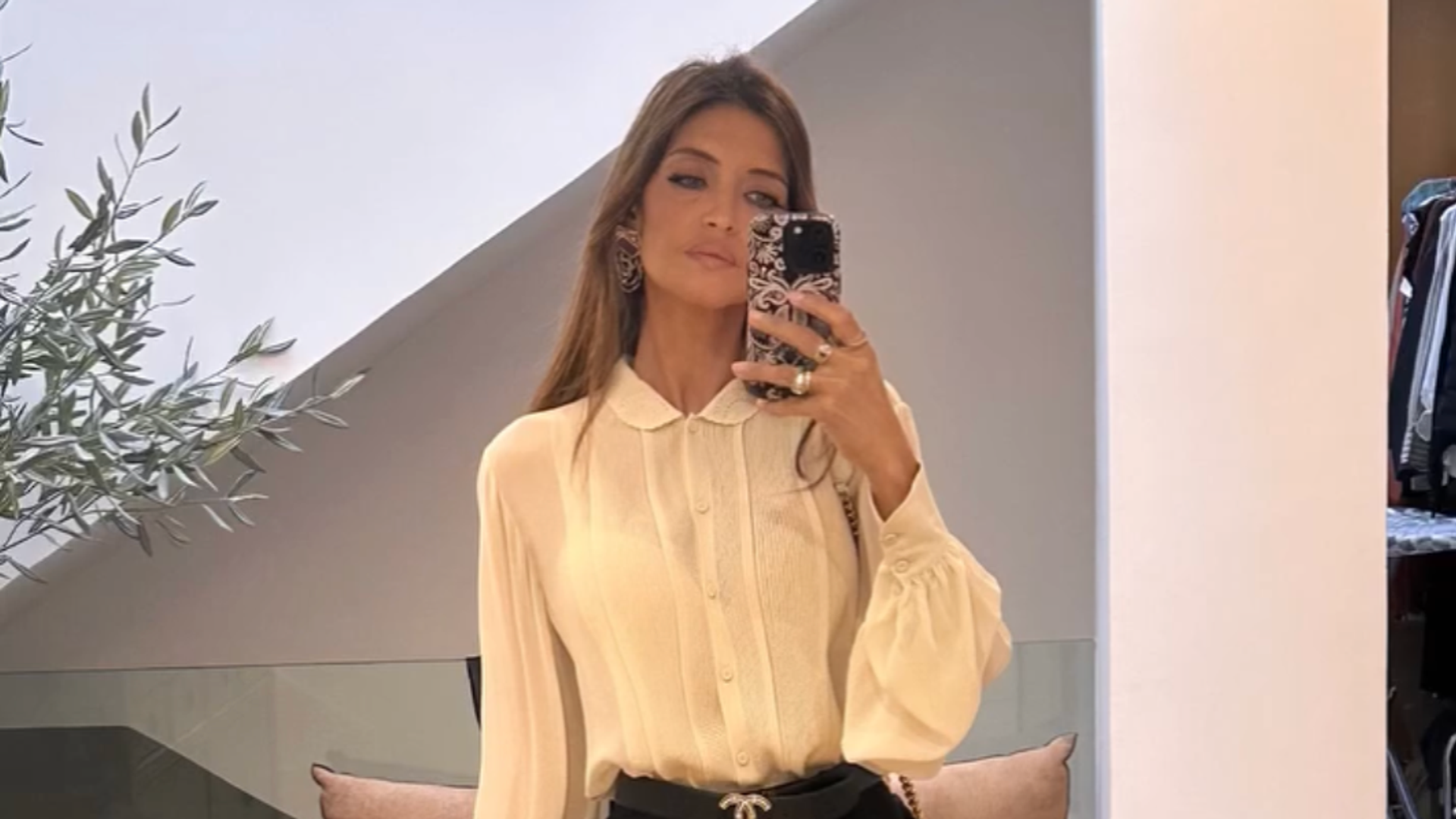 Sara Carbonero se desmarca de su estilo bohemio y apuesta por el binomio más elegante y atemporal