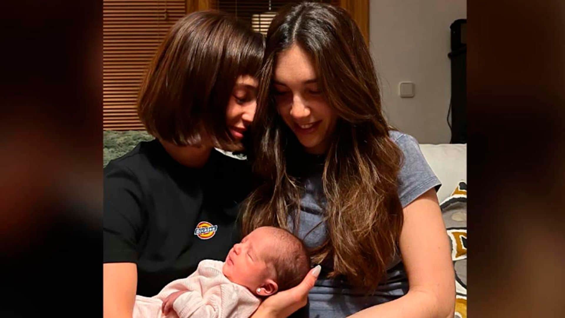 La emoción de María Pedraza al coger en brazos a su sobrina recién nacida