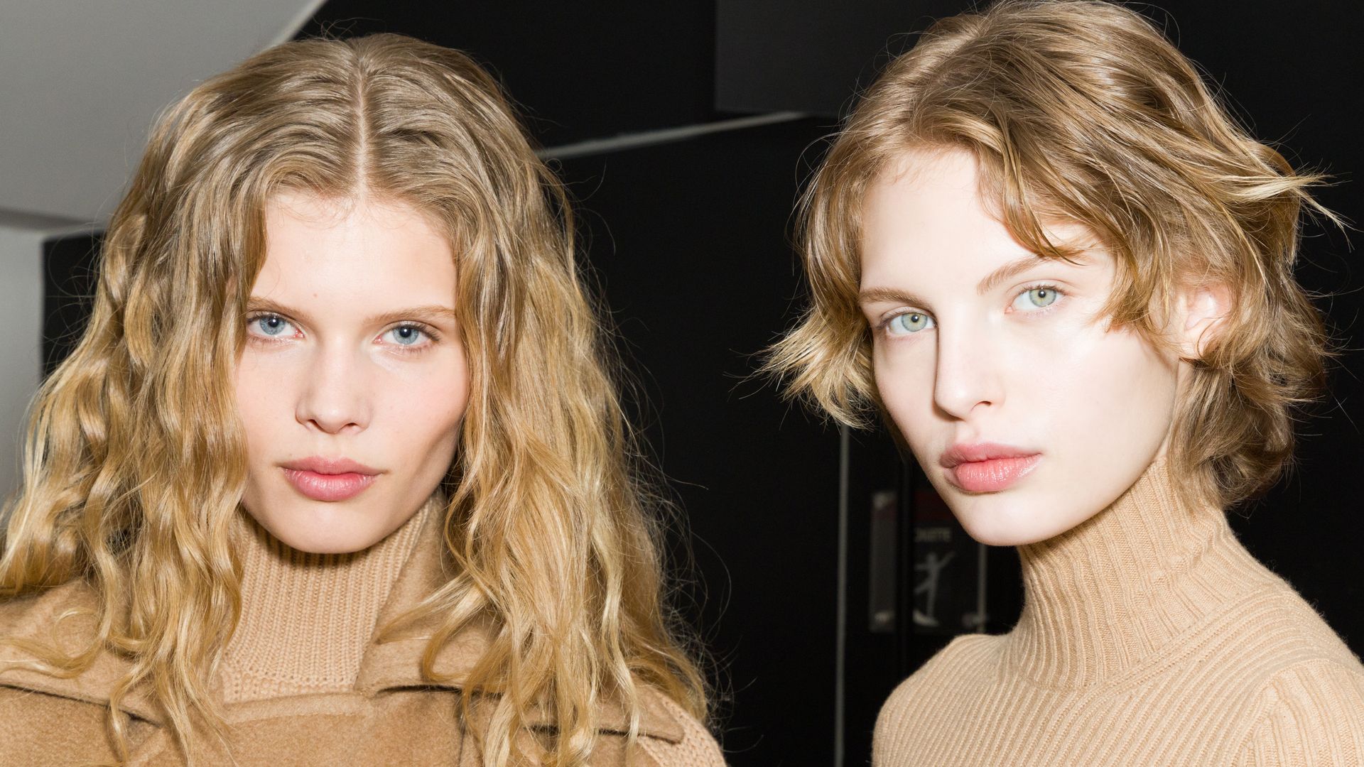 Ida Heiner y Karolina Spakowski en el backstage del desfile de Max Mara