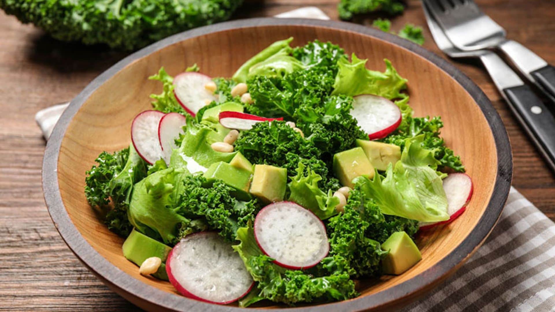Ensalada de kale, rábano y aguacate