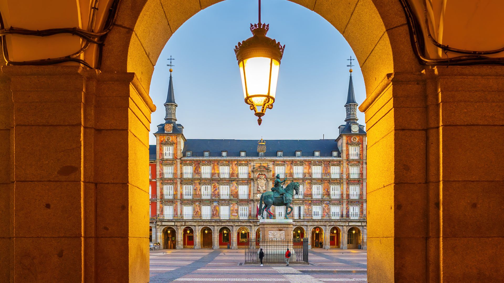 La Plaza Mayor de Madrid como nunca la habías visto: moda, historia y curiosidades que seguro no sabías