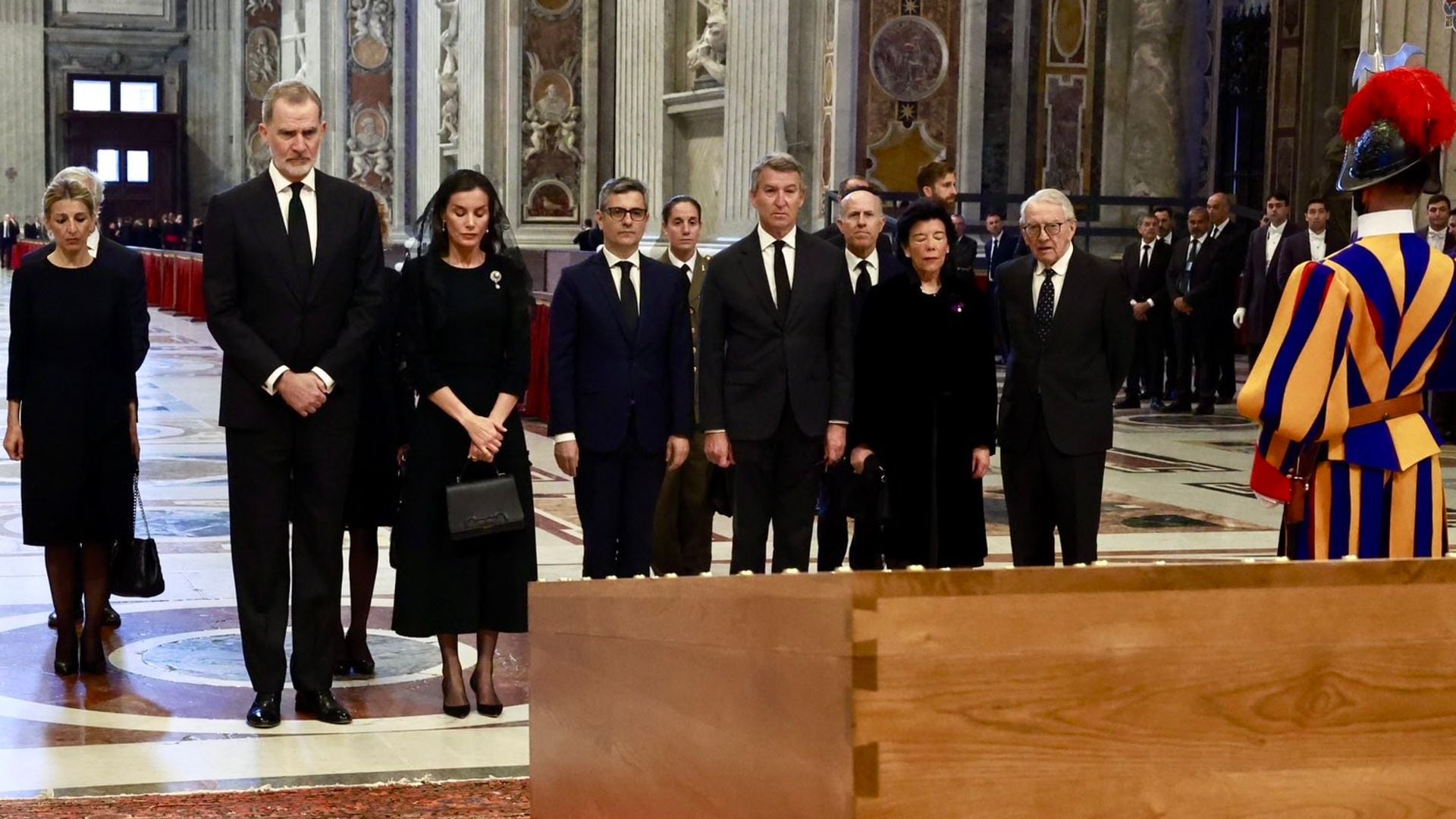 El tributo de los Reyes ante el féretro del Papa en la Basílica de San Pedro 