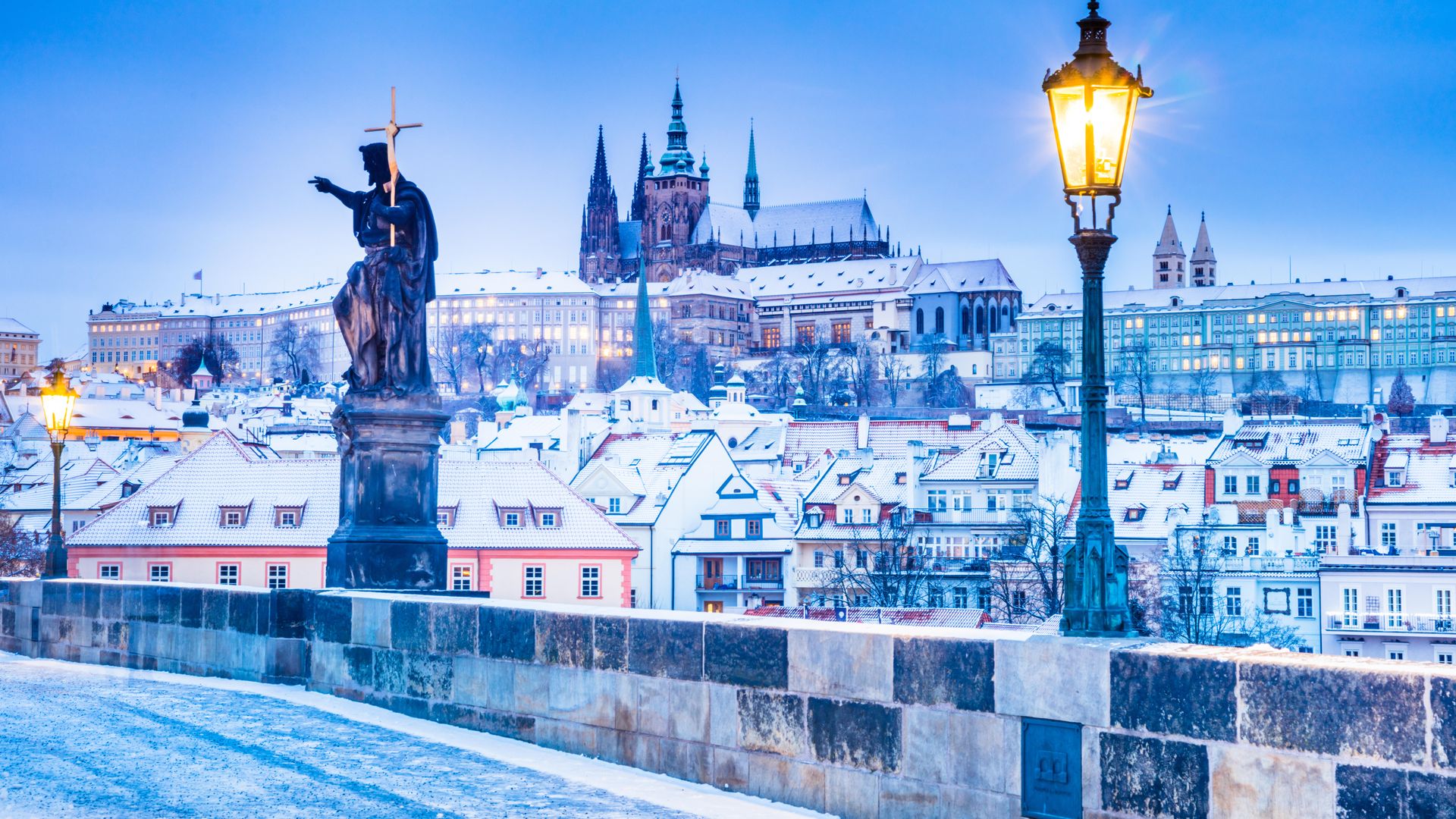 Praga, castillo y puente de Carlos en invierno.