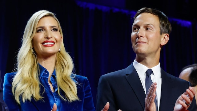 Plano medio de Ivanka Trump y Jared Kushner aplaudiendo a Donald Trump