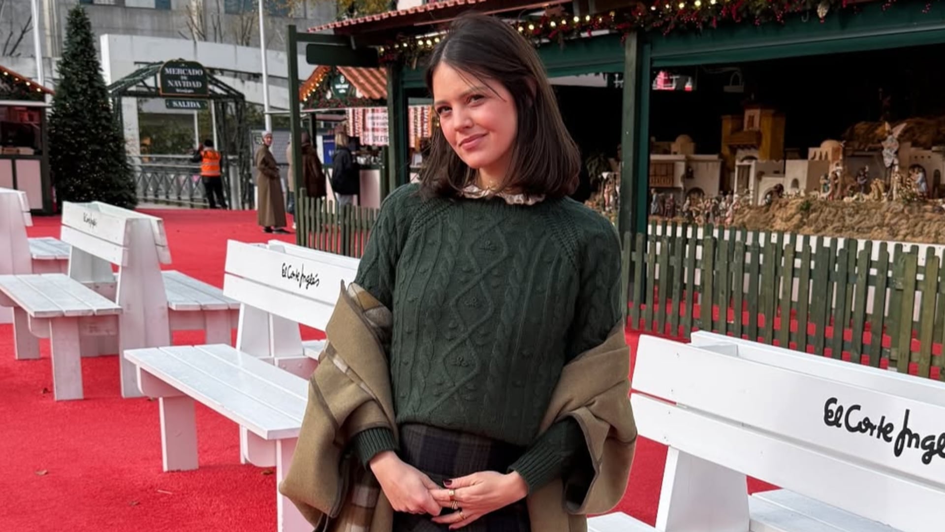 Isabelle Junot con look 'british' en un mercadillo navideño de Madrid.