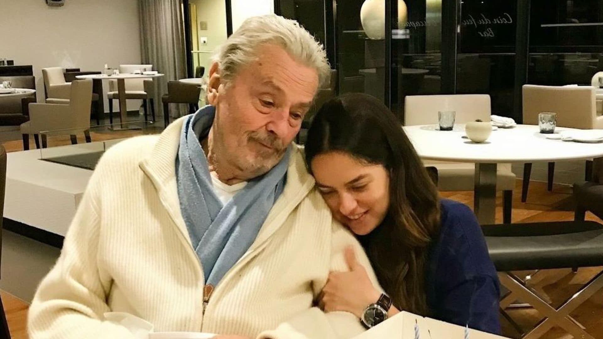 La emotiva despedida de Anouchka Delon a su padre con una fotografía inédita de su álbum privado