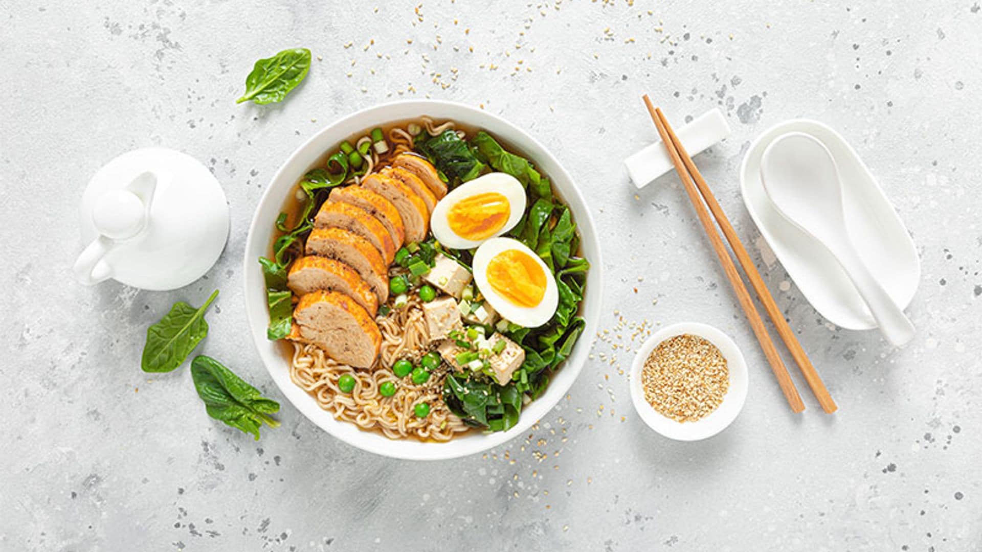 'Ramen' con pollo, espinacas, guisantes y huevo cocido