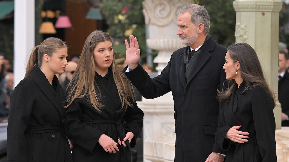 La princesa Leonor y la infanta Sofía reciben el cariño de los griegos en su primera aparición pública en Atenas, tierra de sus antepasados
