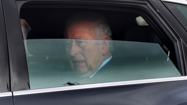 Carlos III abandona el hospital en coche