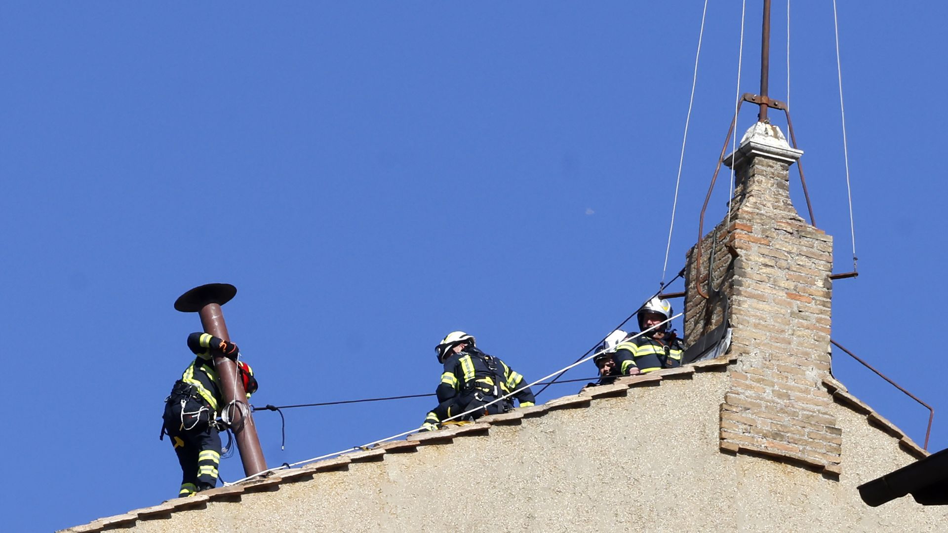 A días de iniciar el cónclave, bomberos instalan chimenea en la Capilla Sixtina para anunciar al nuevo Papa 
