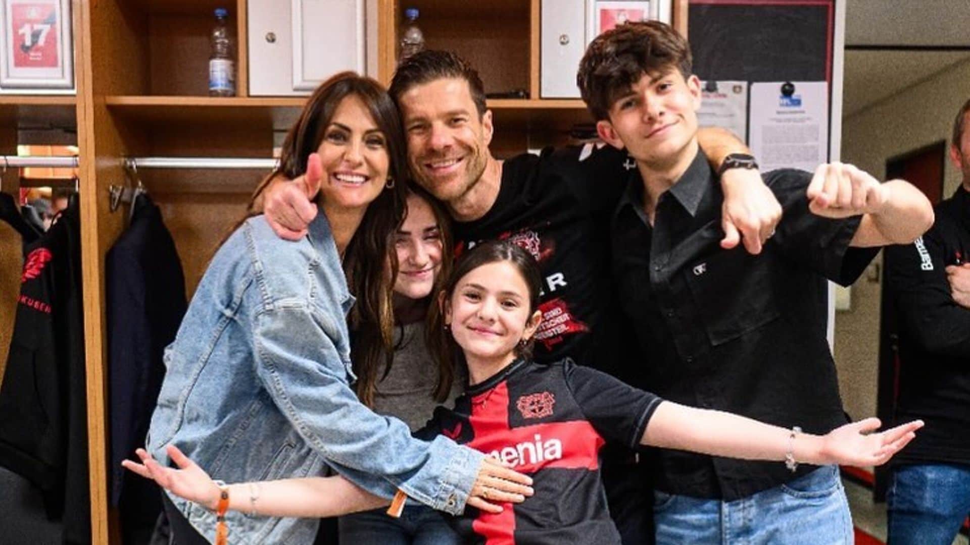 La esfera más íntima de Xabi Alonso: así son su mujer e hijos que forman su 'equipo' más importante