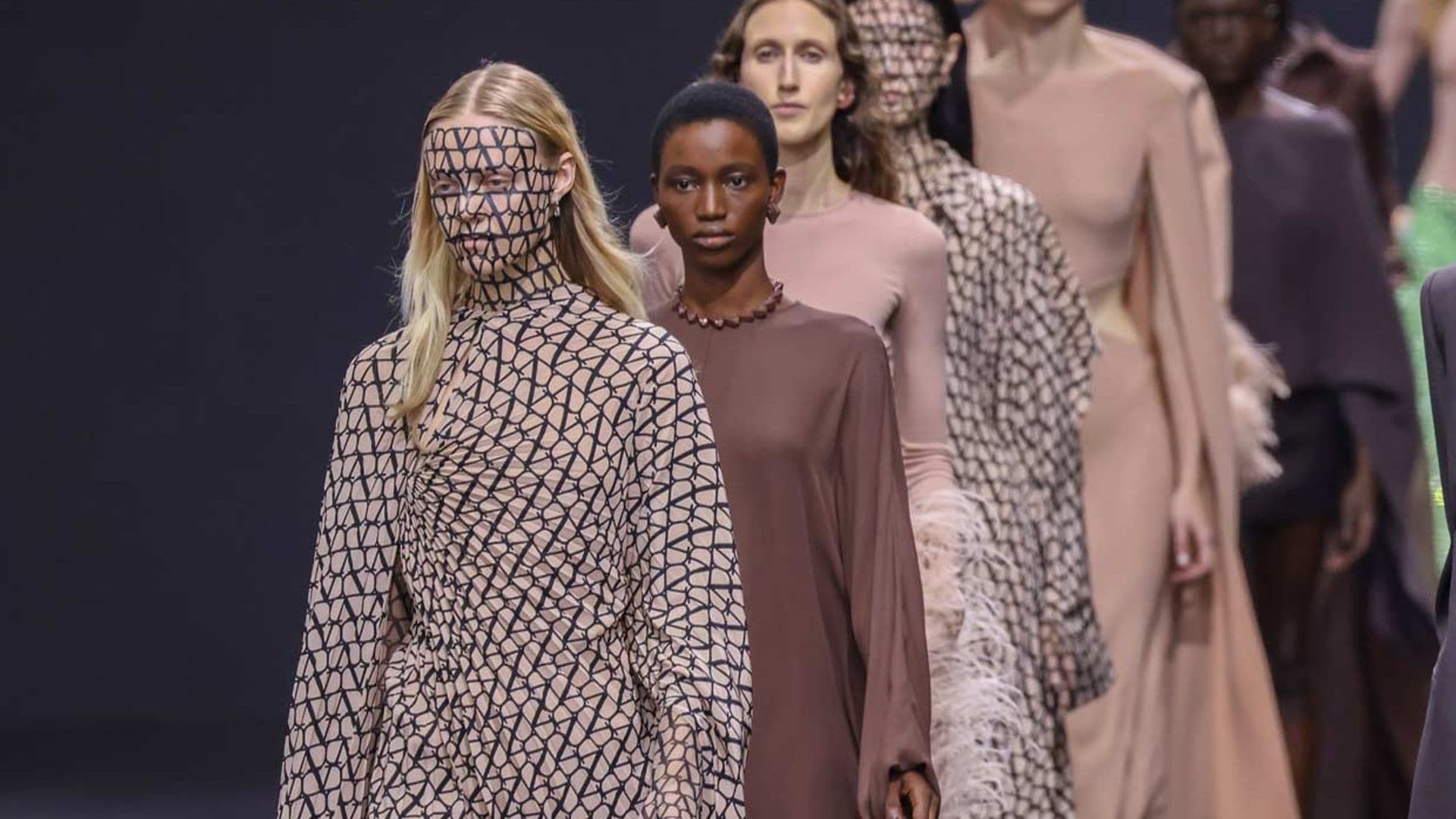 Después del 'fucsia Valentino' llegan las lentejuelas... ¡y la logomanía!