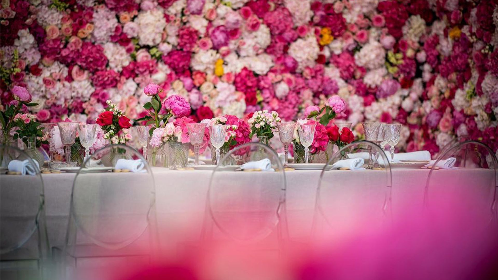 Cómo incorporar el 'Viva Magenta' a la decoración de tu boda