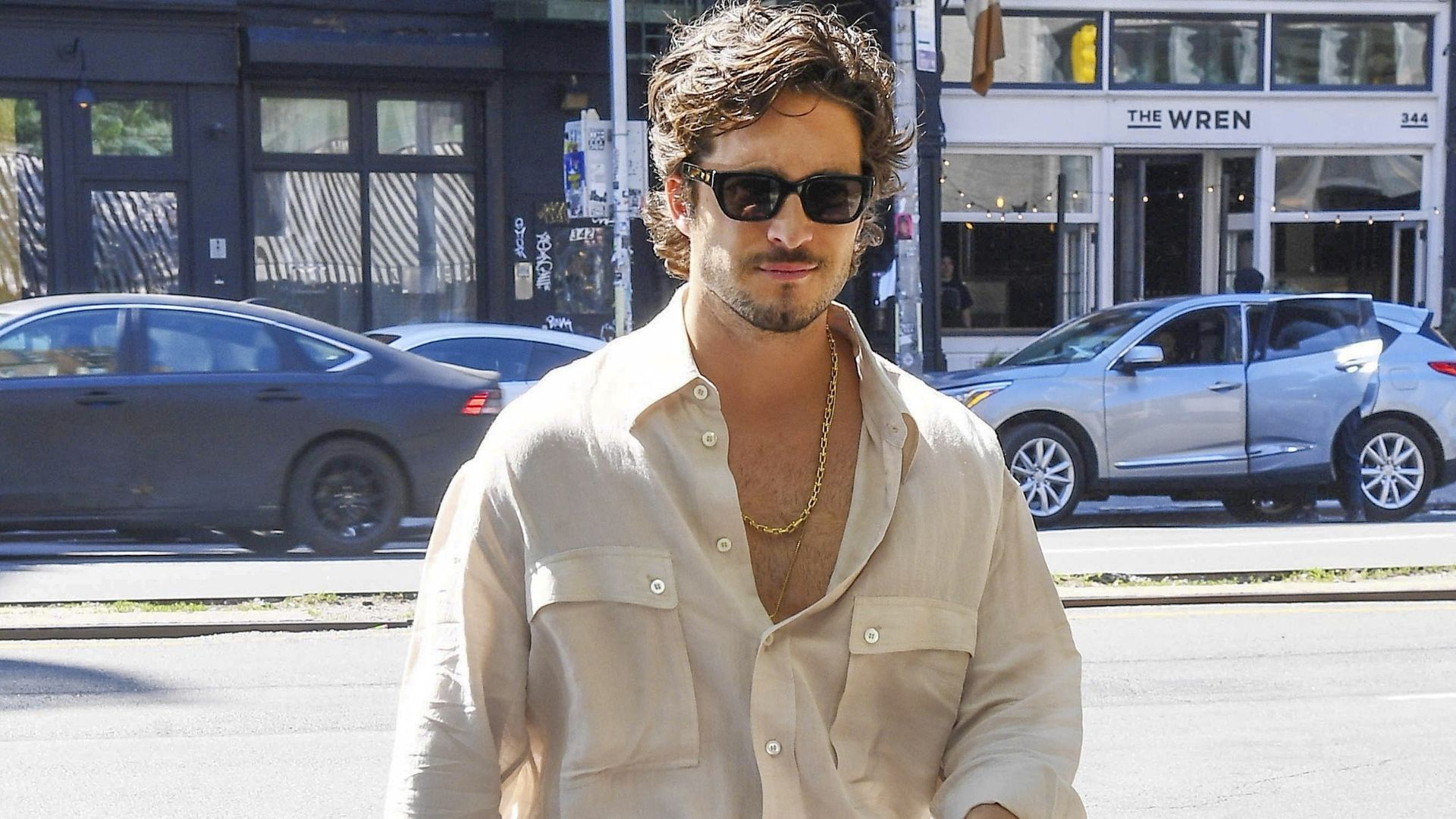 Diego Boneta sorprende con el accesorio que redefine el esti