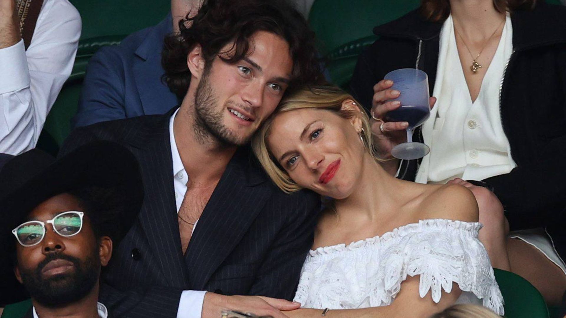Sienna Miller y su novio, torneo de besos en Wimbledon ¡con el ex de la actriz detrás!