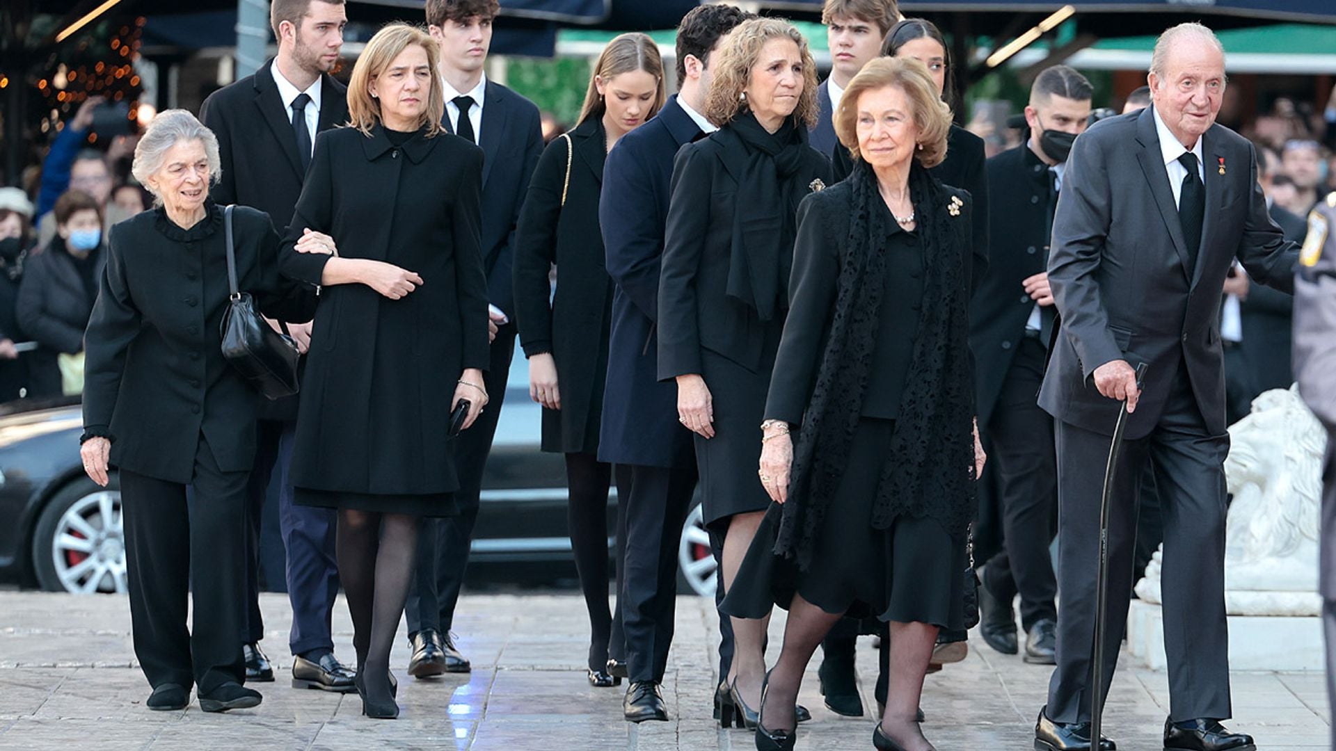 El rey Juan Carlos, arropado por su familia en el funeral de su cuñado