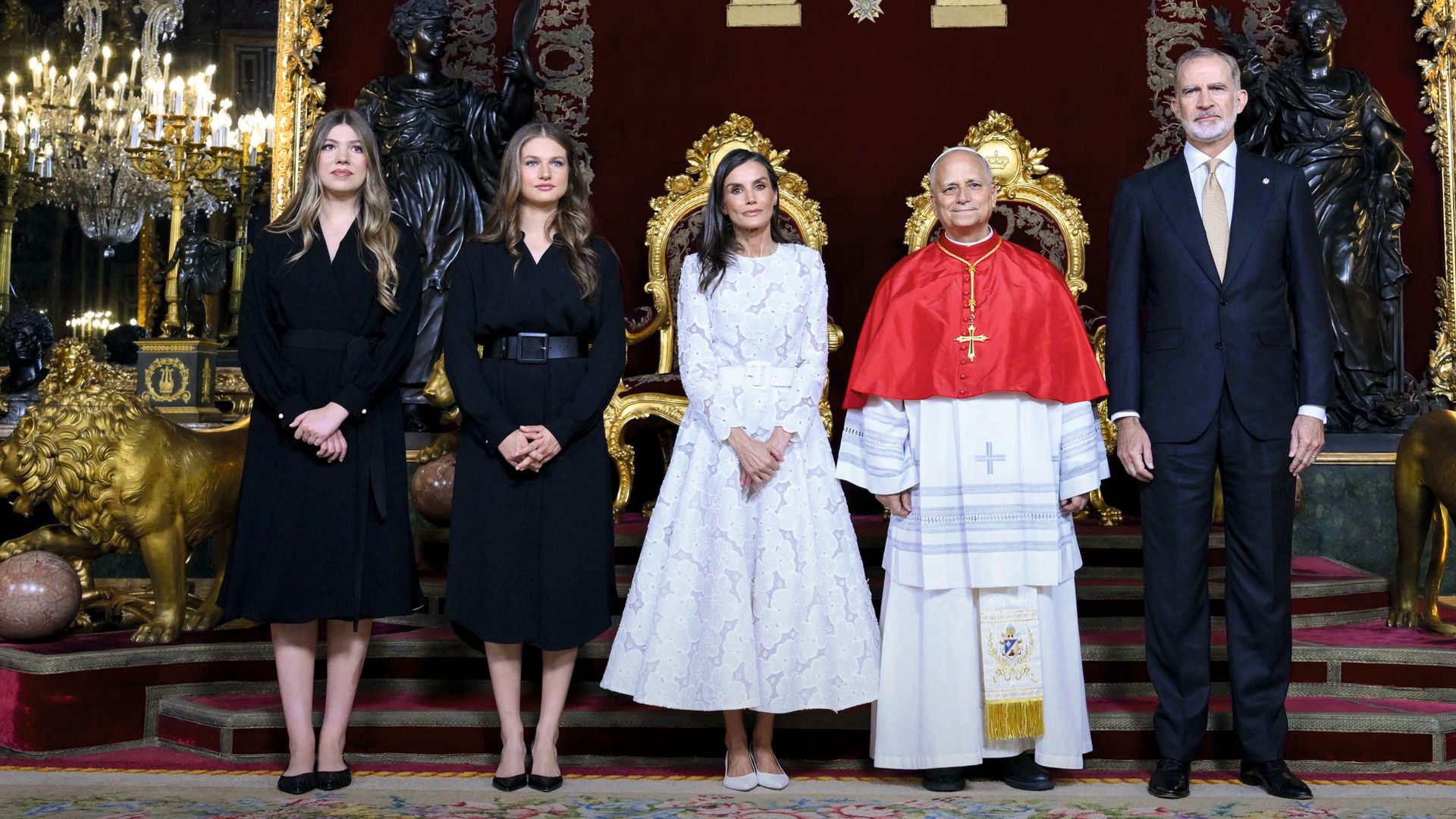 Los Reyes, sus hijas y el Papa en el salón del Trono, donde saludaron a los 250 invitados.