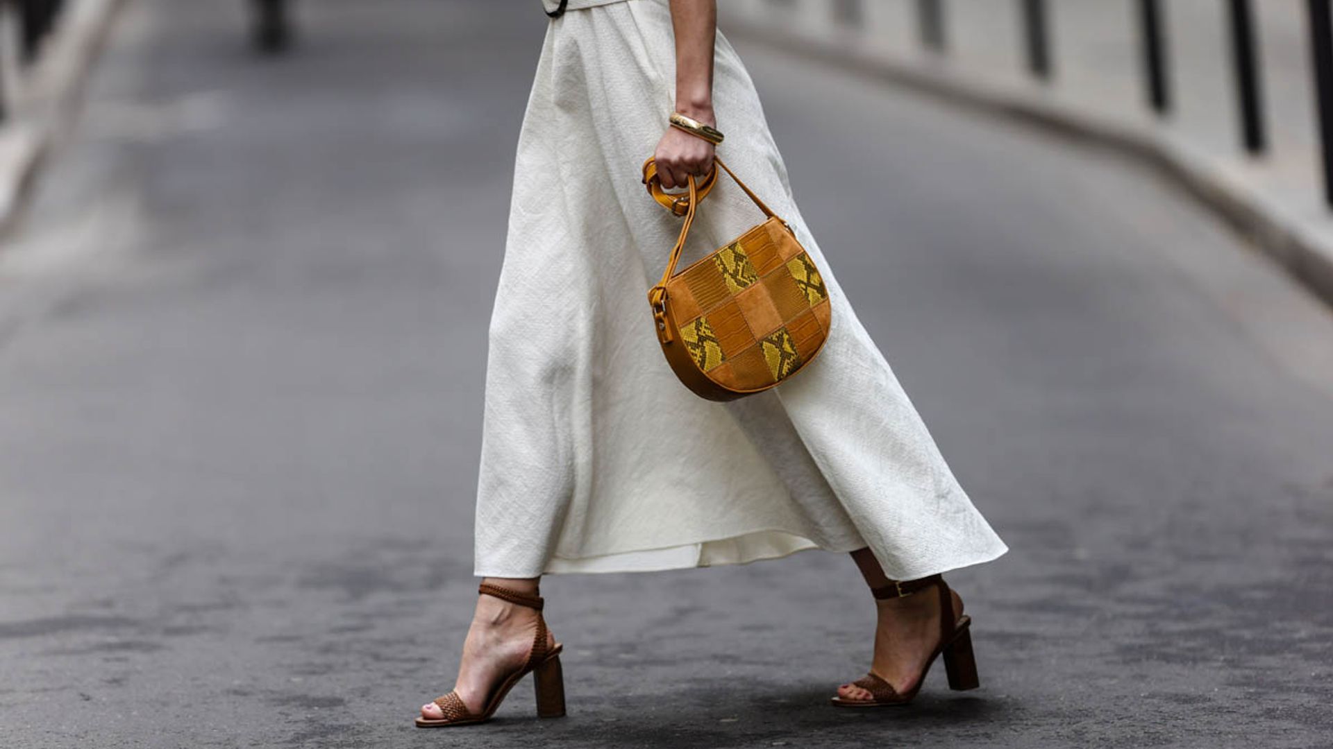 Sandalias con pulsera al tobillo, el truco infalible para llevar tacones y estar cómoda
