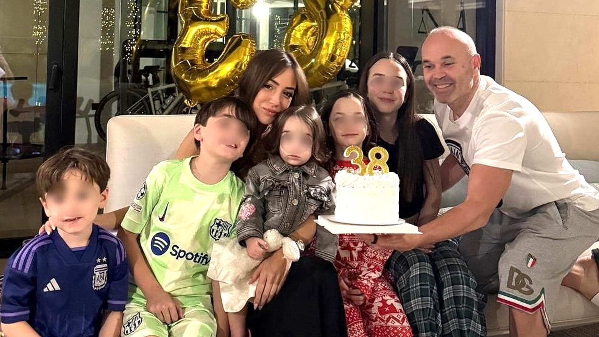 La gran celebración familiar de Andrés Iniesta junto a su mujer, Anna Ortiz, y sus cinco hijos