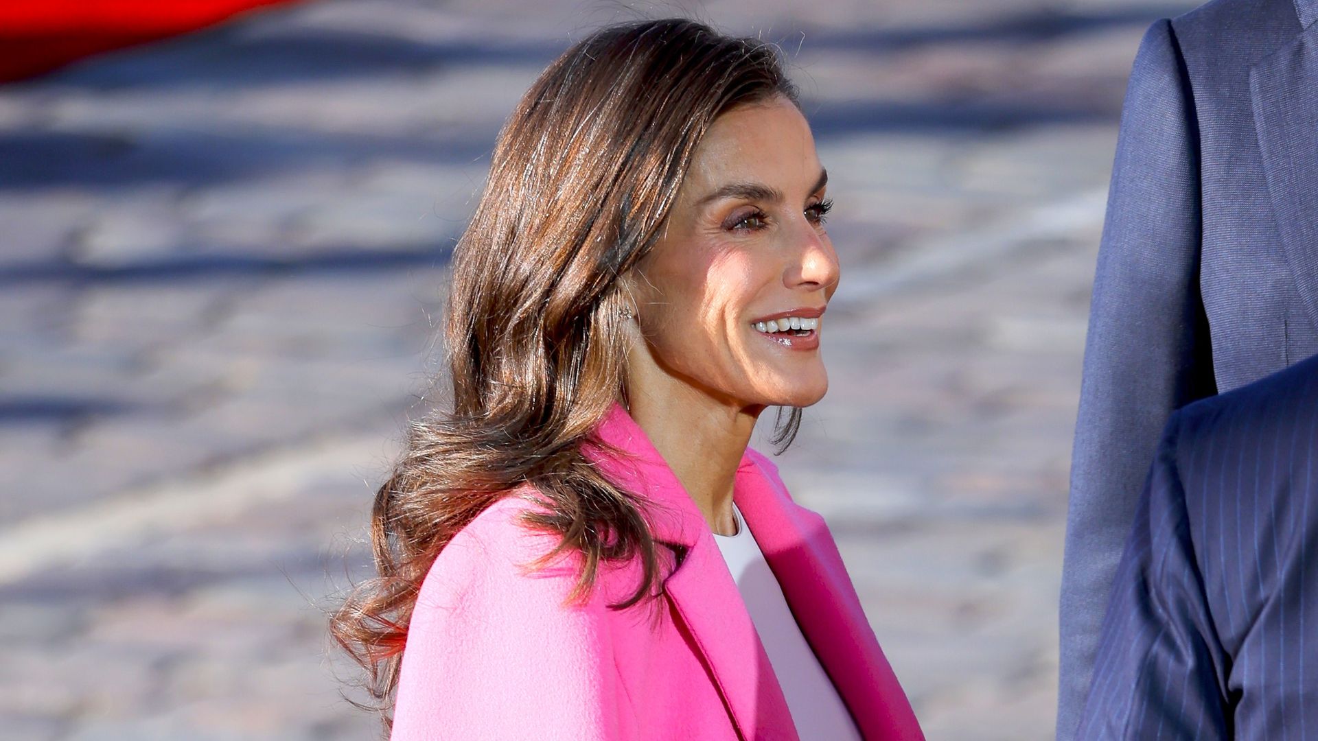 La reina Letizia en Finlandia con look rosa, 2026.
