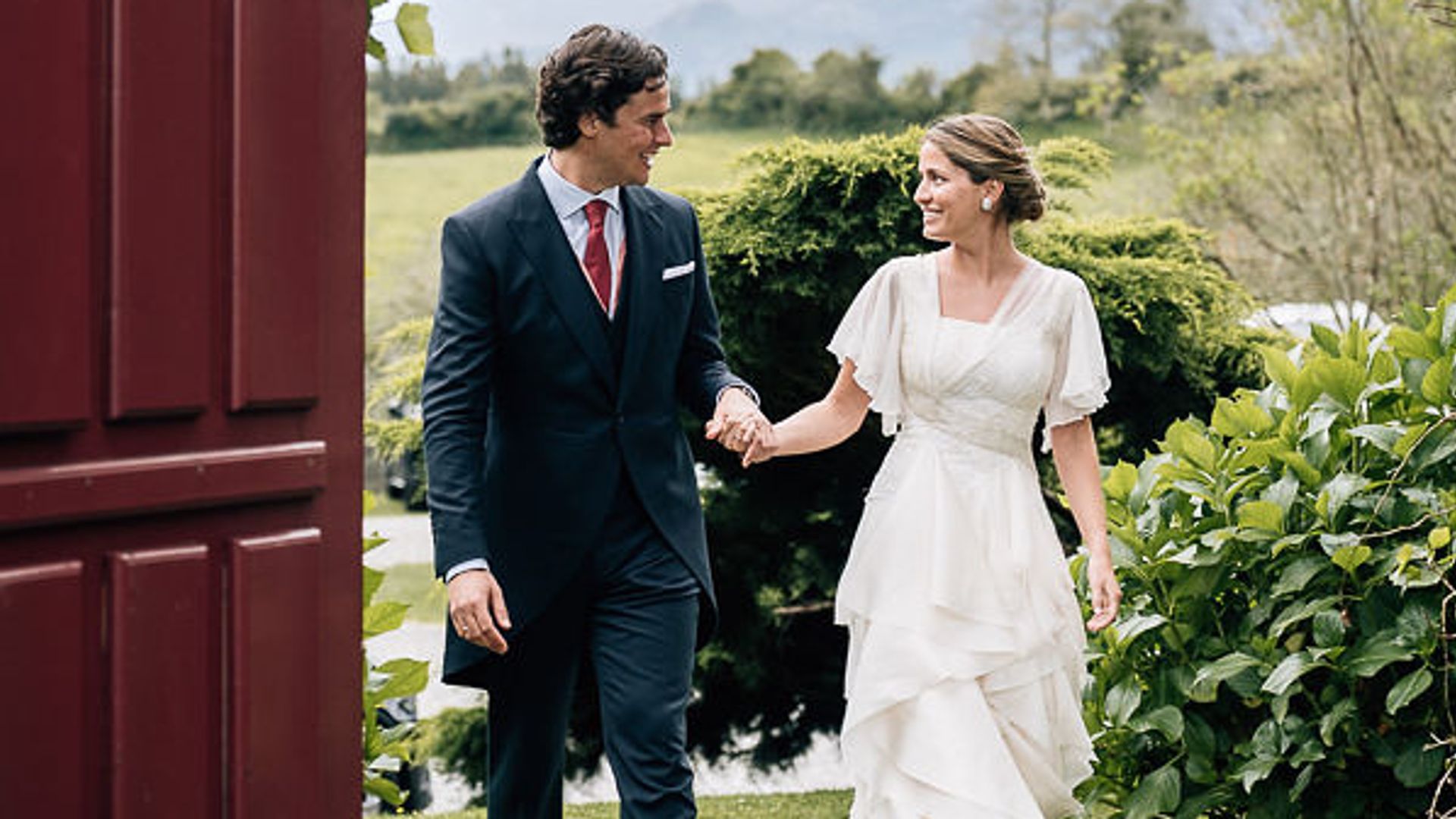 La boda de Natalia y Nacho en Asturias: una falda con volantes y una tiara con la que se inicia una tradición