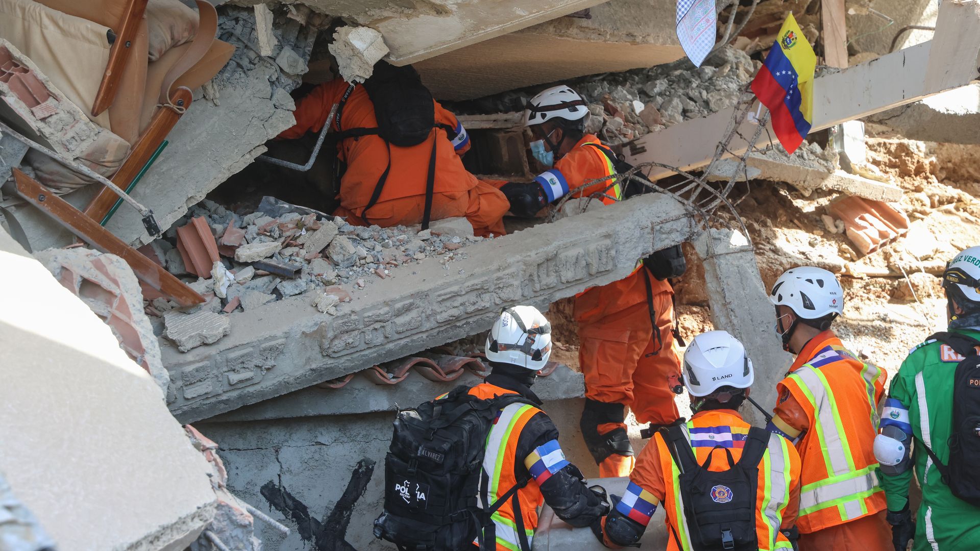 Rescatistas tras los terremotos en Venezuela