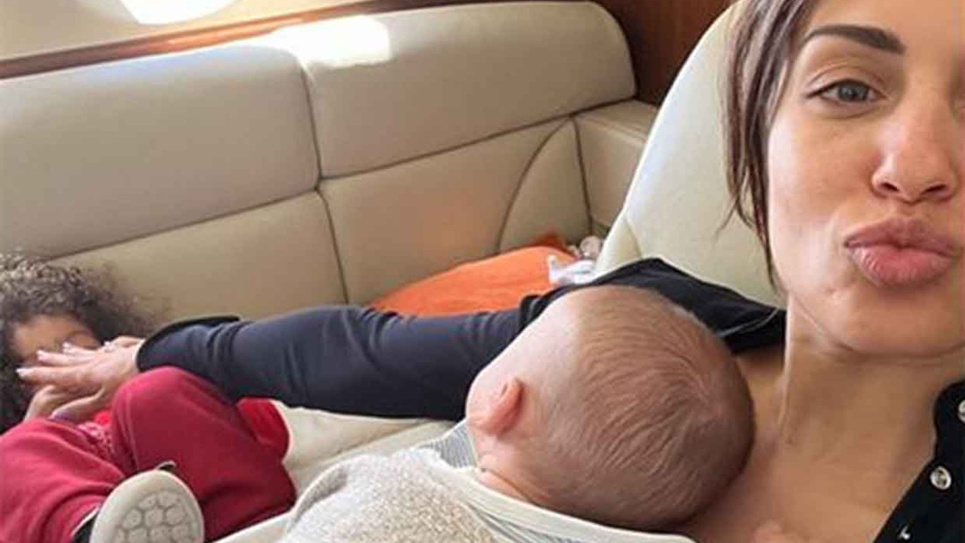 El video más tierno de Hiba Abouk comiéndose a besos a hijo Naím de once meses
