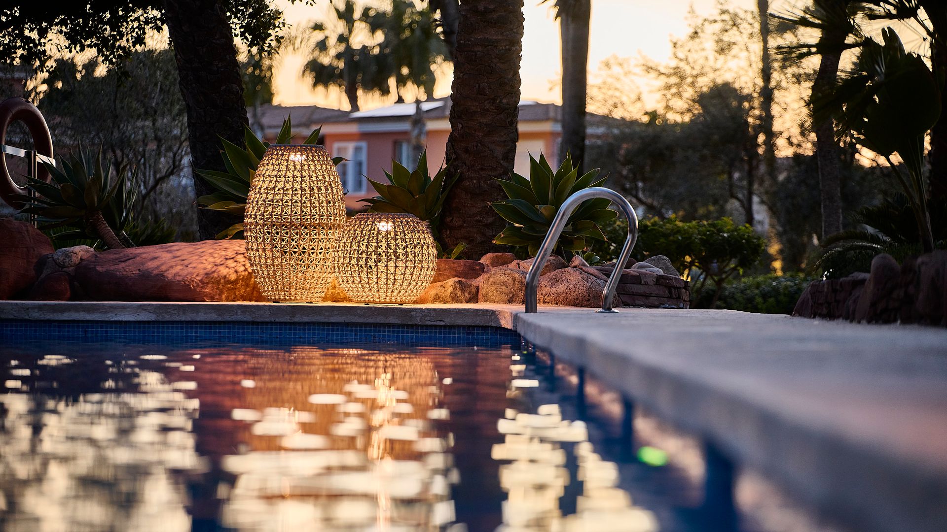 Lámparas de exterior junto a la piscina