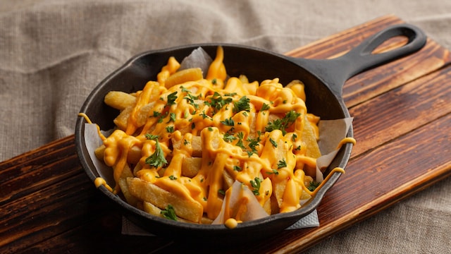 Patatas con salsa de Cheddar