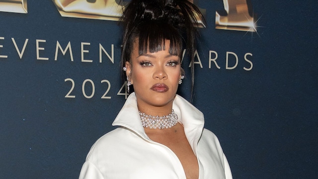 Rihanna con vestido blanco y collar de perlas en los premios Footwear News Achievement