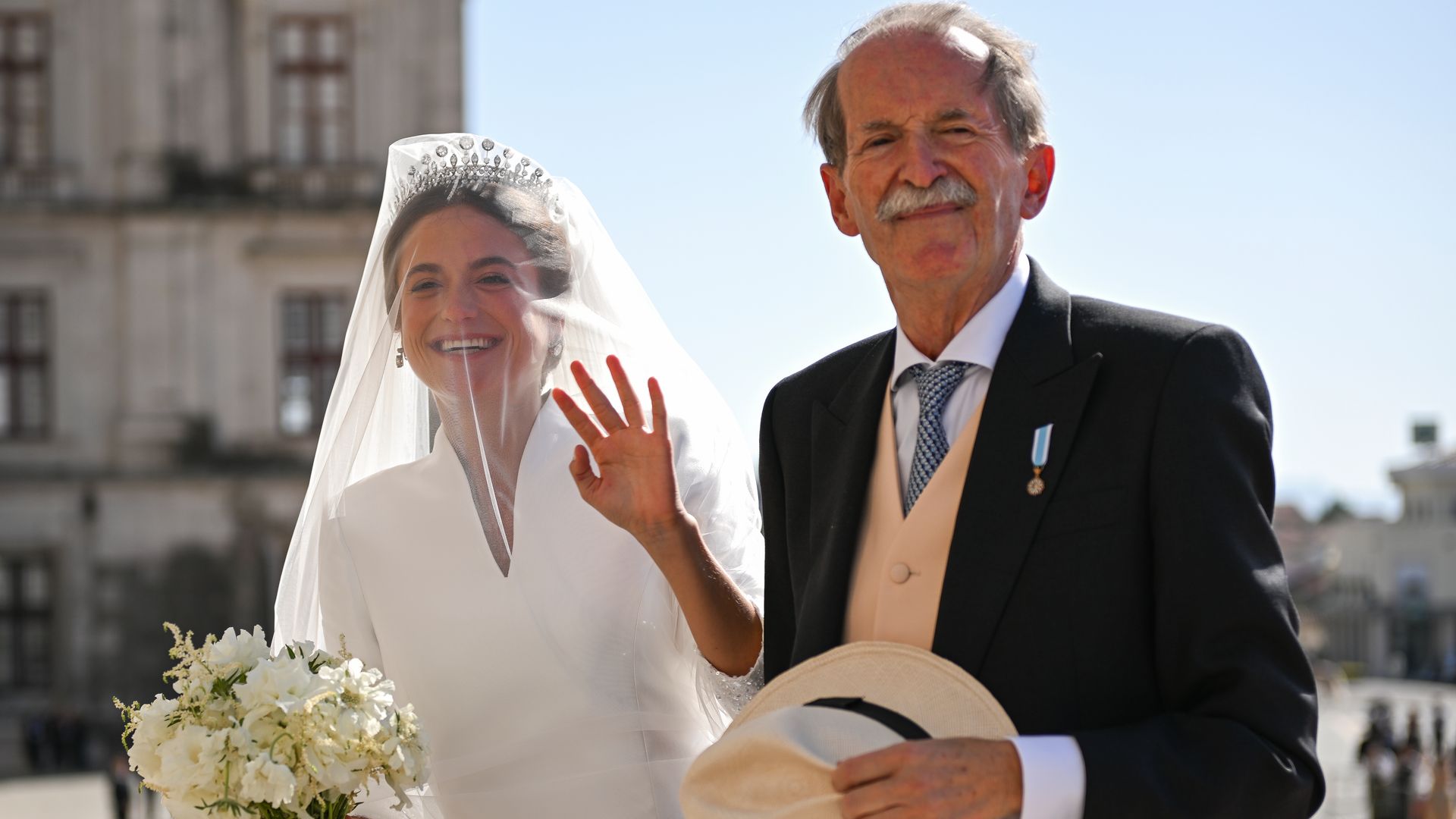 María Francisca de Portugal junto a su padre, Duarte de Braganza, en su boda