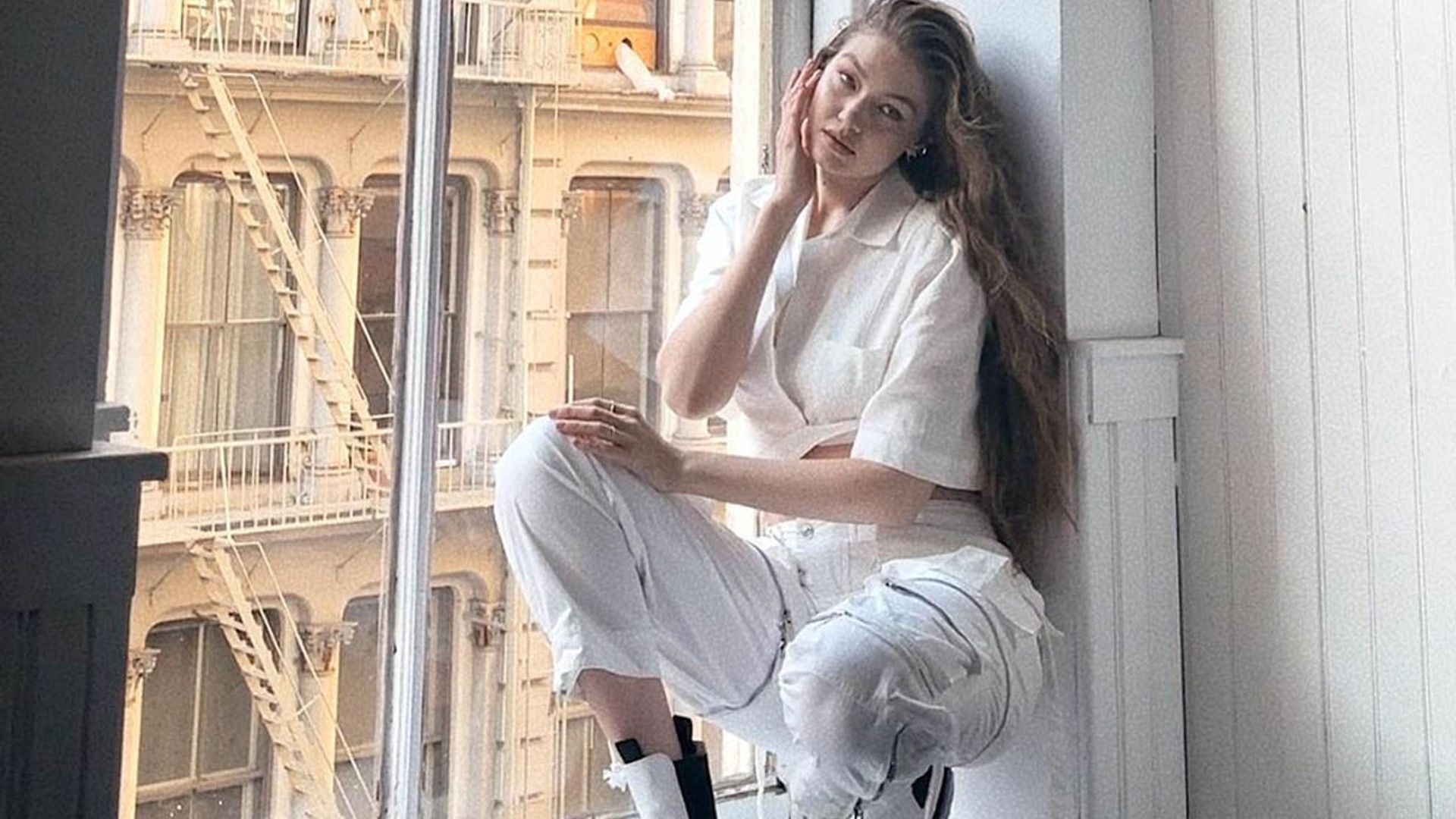Si vas a llevar unos botines blancos, combínalos como Gigi Hadid