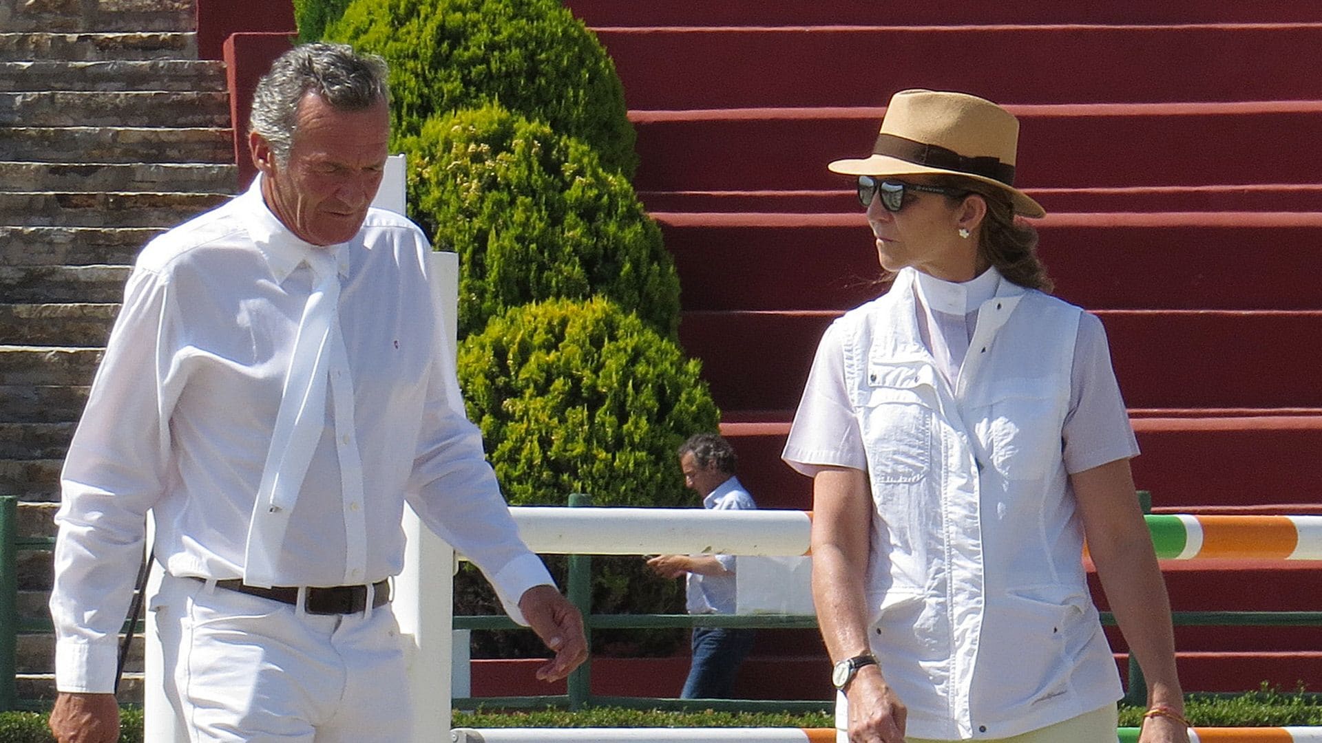 Luis Astolfi, caminando junto a la infanta Elena
