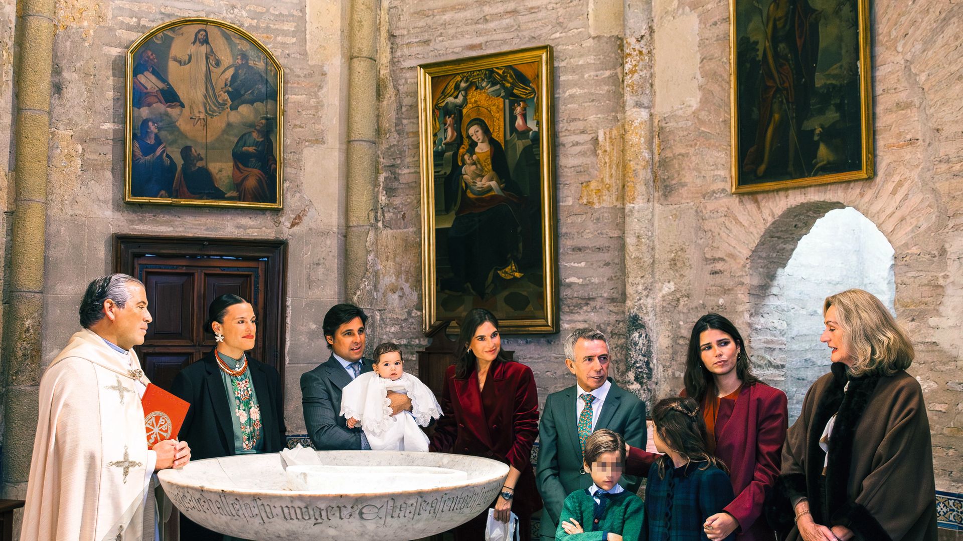 Grupo en una iglesia con Francisco Rivera Ordóñez y su familia durante una ceremonia.