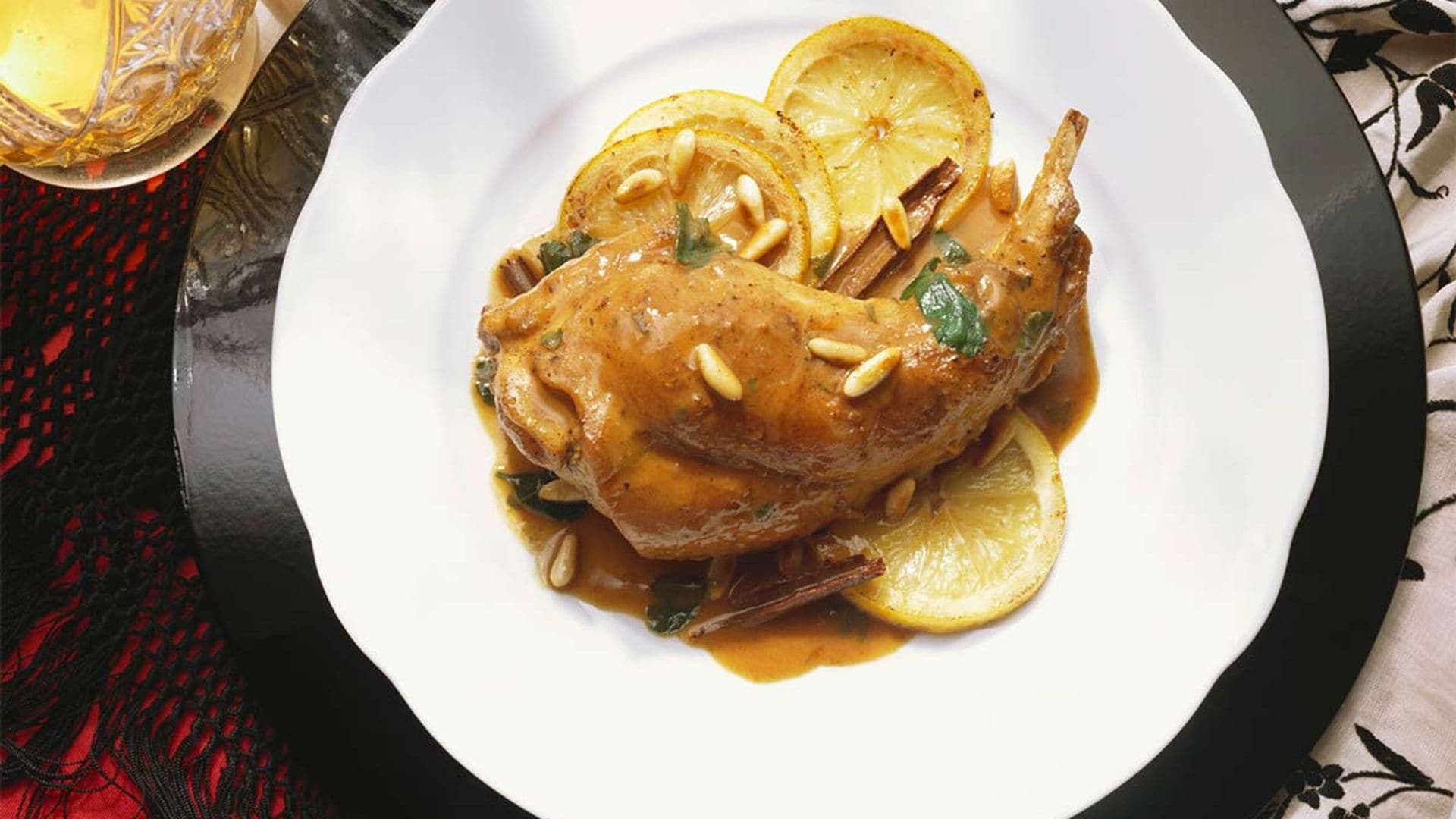 Muslos de conejo asados con limón y piñones