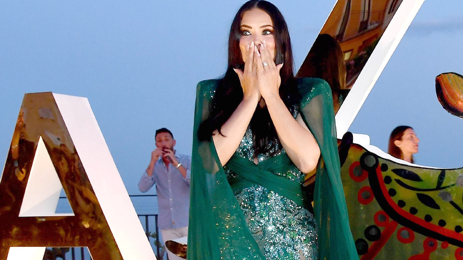 La divertida reacción de Adriana Lima al ver una espontánea pedida de mano sobre la alfombra roja