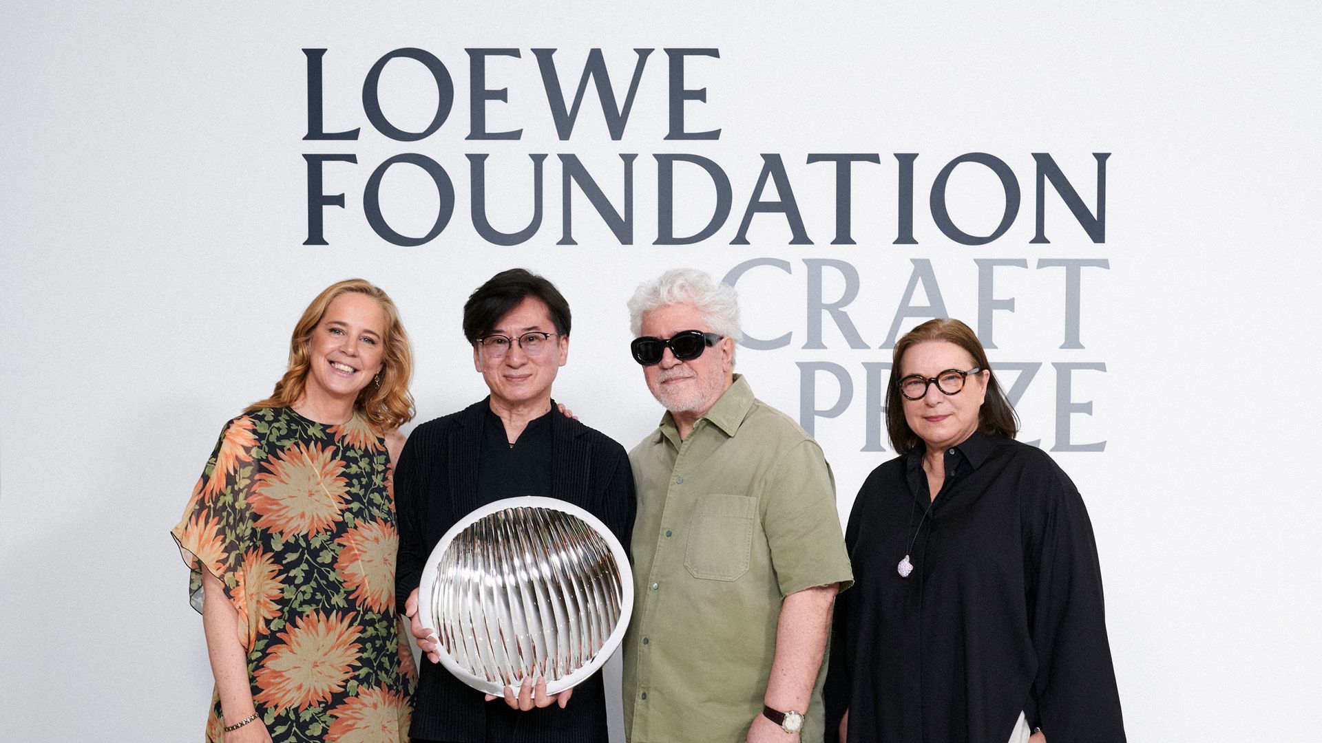 Sheila Loewe, presidenta de la Fundación Loewe. El ganador, Kunimasa Aoki y Pedro Almodóvar