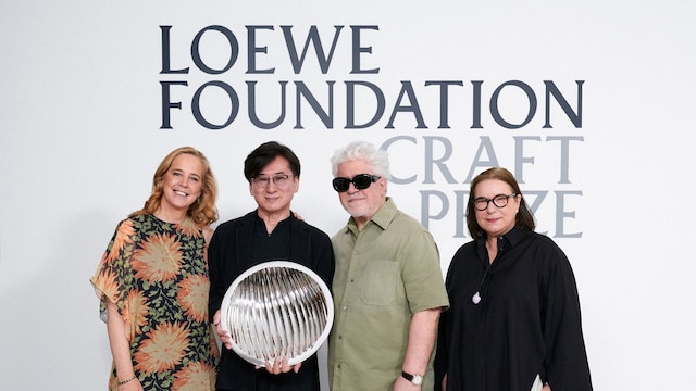 Sheila Loewe, presidenta de la Fundación Loewe. El ganador, Kunimasa Aoki y Pedro Almodóvar