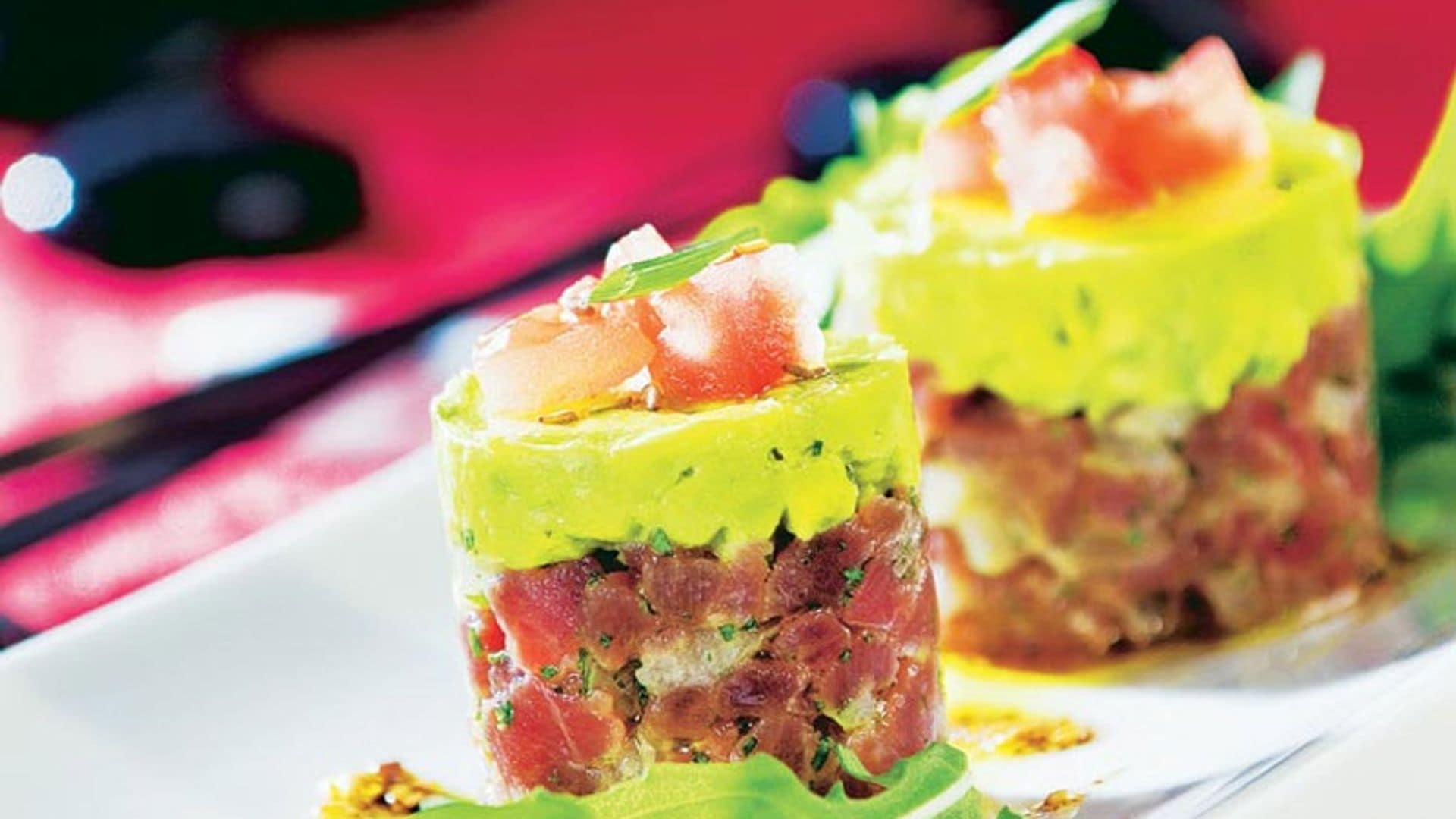 Tartar de atún con guacamole y vinagreta de soja