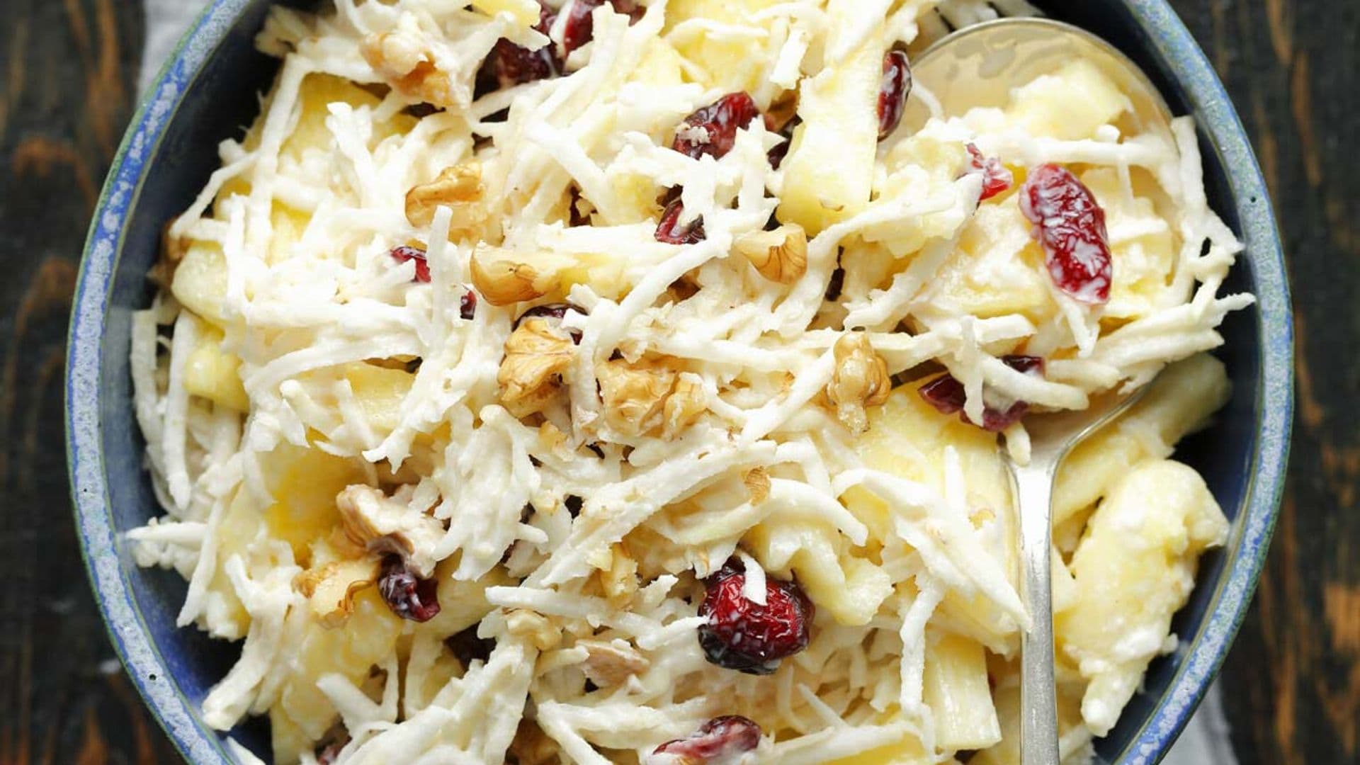 Ensalada de apionabo, piña y arándanos