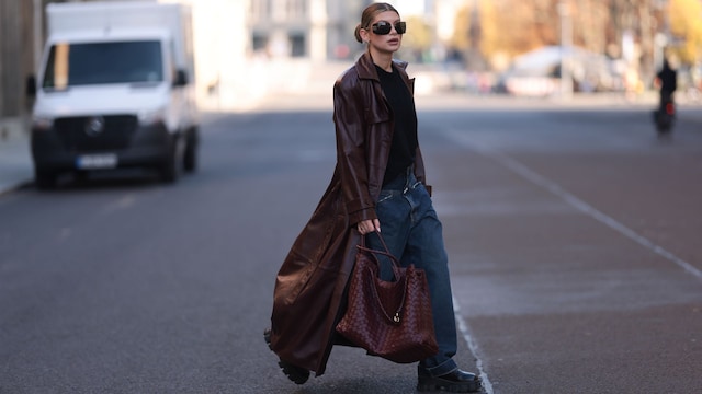 botas militares con vaqueros y gabardina granate con bolso a conjunto